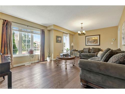 102 Barrett Avenue, Brantford, ON - Indoor Photo Showing Living Room