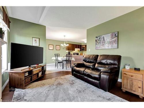 102 Barrett Avenue, Brantford, ON - Indoor Photo Showing Living Room