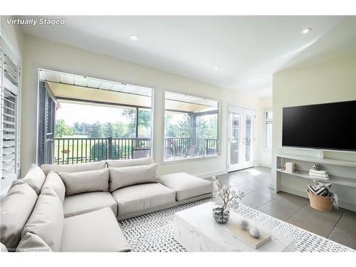 111 Riverdale Drive, St. Catharines, ON - Indoor Photo Showing Living Room