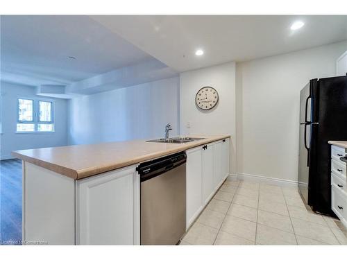 709-399 Elizabeth Street, Burlington, ON - Indoor Photo Showing Kitchen With Double Sink