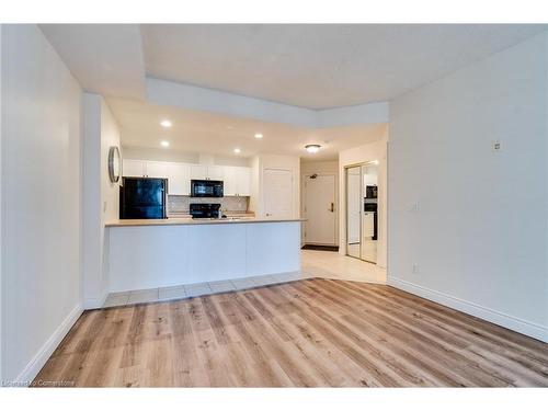 709-399 Elizabeth Street, Burlington, ON - Indoor Photo Showing Kitchen