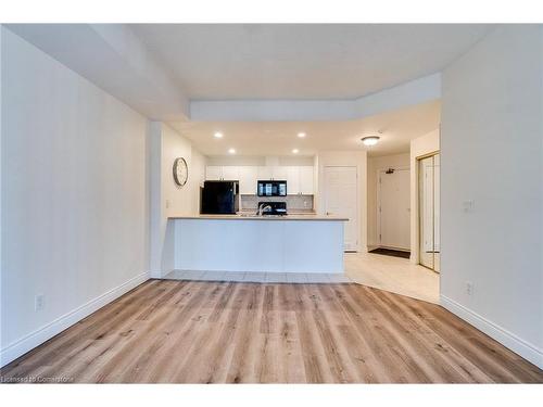 709-399 Elizabeth Street, Burlington, ON - Indoor Photo Showing Kitchen