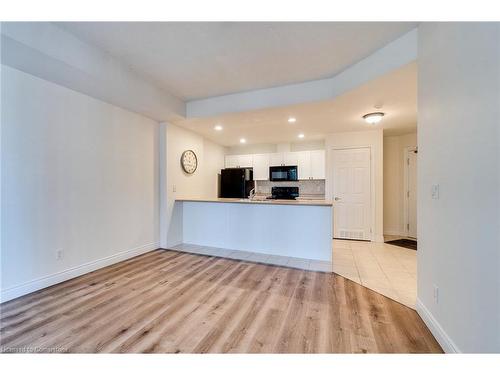 709-399 Elizabeth Street, Burlington, ON - Indoor Photo Showing Kitchen