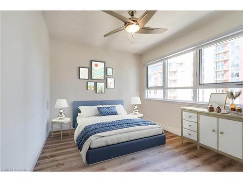 709-399 Elizabeth Street, Burlington, ON - Indoor Photo Showing Bedroom