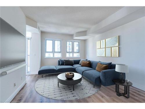 709-399 Elizabeth Street, Burlington, ON - Indoor Photo Showing Living Room