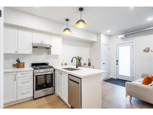 1-115 Catharine Street N, Hamilton, ON - Indoor Photo Showing Kitchen