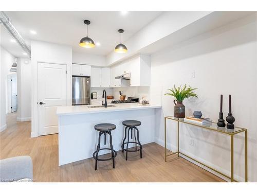 1-115 Catharine Street N, Hamilton, ON - Indoor Photo Showing Kitchen With Upgraded Kitchen