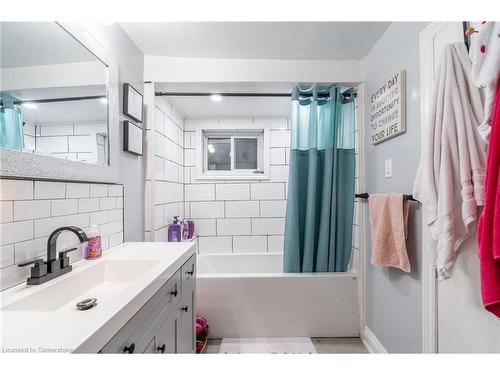 25 Albion Street, Brantford, ON - Indoor Photo Showing Bathroom