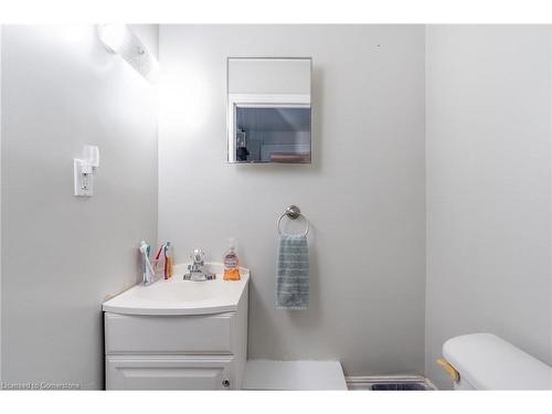 25 Albion Street, Brantford, ON - Indoor Photo Showing Bathroom