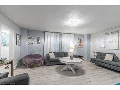 25 Albion Street, Brantford, ON - Indoor Photo Showing Living Room