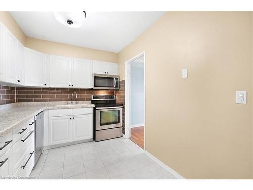 1604-1359 White Oaks Boulevard, Oakville, ON - Indoor Photo Showing Kitchen With Double Sink