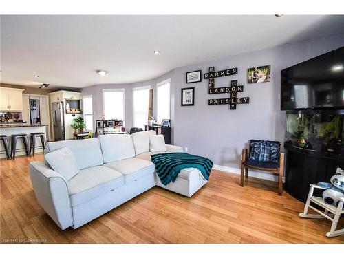 19 Crowland Avenue, Welland, ON - Indoor Photo Showing Living Room