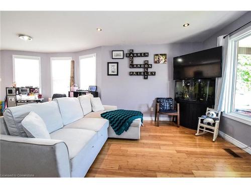 19 Crowland Avenue, Welland, ON - Indoor Photo Showing Living Room