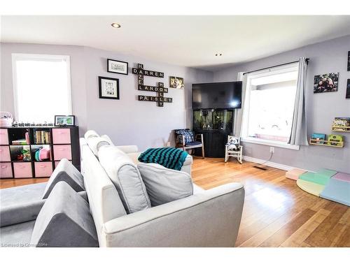 19 Crowland Avenue, Welland, ON - Indoor Photo Showing Living Room