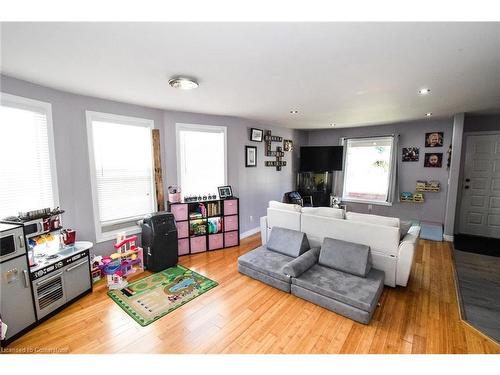 19 Crowland Avenue, Welland, ON - Indoor Photo Showing Living Room