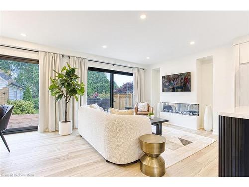 11 Nelles Road N, Grimsby, ON - Indoor Photo Showing Living Room