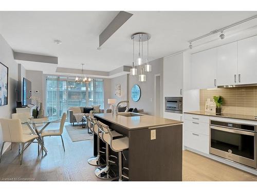 234-1575 Lakeshore Road W, Mississauga, ON - Indoor Photo Showing Kitchen With Upgraded Kitchen