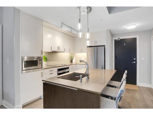 234-1575 Lakeshore Road W, Mississauga, ON - Indoor Photo Showing Kitchen With Upgraded Kitchen