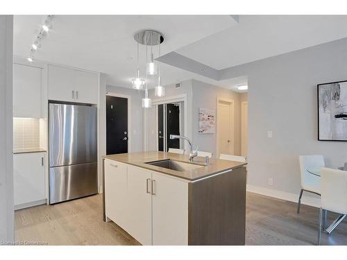 234-1575 Lakeshore Road W, Mississauga, ON - Indoor Photo Showing Kitchen