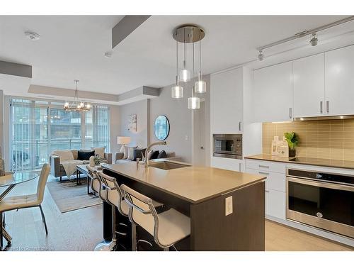 234-1575 Lakeshore Road W, Mississauga, ON - Indoor Photo Showing Kitchen With Upgraded Kitchen