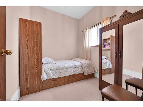 175 Victoria Avenue N, Hamilton, ON - Indoor Photo Showing Bedroom