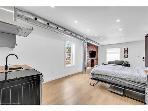 198 Dundurn Street S, Hamilton, ON - Indoor Photo Showing Bedroom