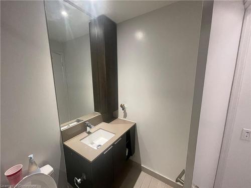 318-3900 Confederation Parkway, Mississauga, ON - Indoor Photo Showing Bathroom