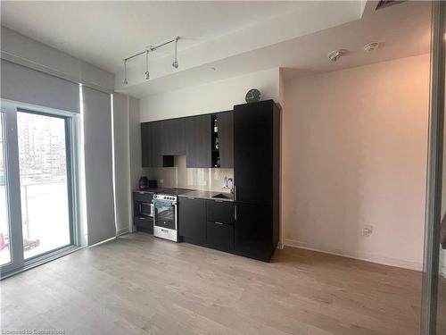 318-3900 Confederation Parkway, Mississauga, ON - Indoor Photo Showing Kitchen