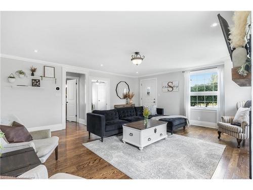 4058 Fly Road, Lincoln, ON - Indoor Photo Showing Living Room