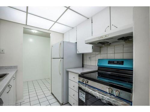 712-4 Lisa Street, Brampton, ON - Indoor Photo Showing Kitchen