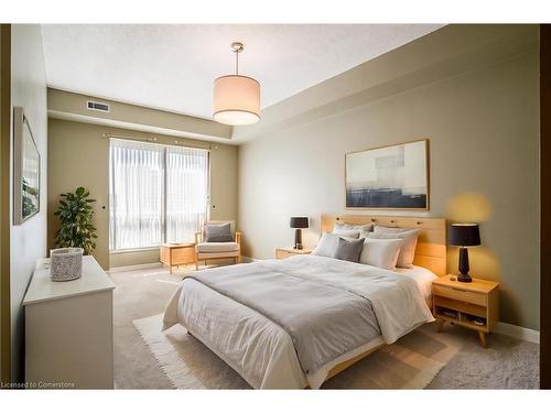 801-3000 Creekside Drive, Dundas, ON - Indoor Photo Showing Bedroom