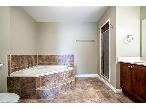 801-3000 Creekside Drive, Dundas, ON - Indoor Photo Showing Bathroom