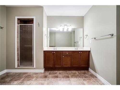 801-3000 Creekside Drive, Dundas, ON - Indoor Photo Showing Bathroom