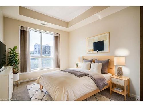 801-3000 Creekside Drive, Dundas, ON - Indoor Photo Showing Bedroom