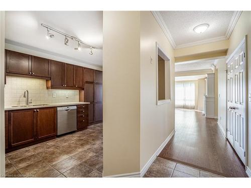 801-3000 Creekside Drive, Dundas, ON - Indoor Photo Showing Kitchen