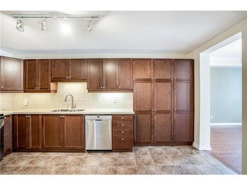 801-3000 Creekside Drive, Dundas, ON - Indoor Photo Showing Kitchen With Double Sink