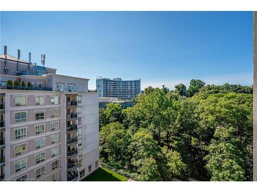 801-3000 Creekside Drive, Dundas, ON - Outdoor