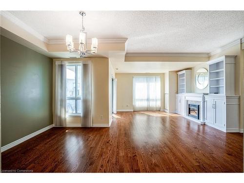 801-3000 Creekside Drive, Dundas, ON - Indoor With Fireplace