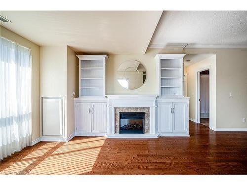 801-3000 Creekside Drive, Dundas, ON - Indoor Photo Showing Living Room With Fireplace