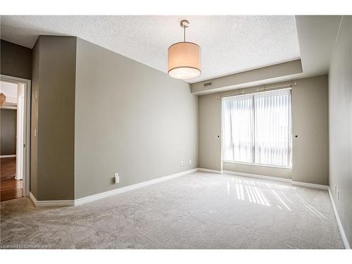 801-3000 Creekside Drive, Dundas, ON - Indoor Photo Showing Other Room