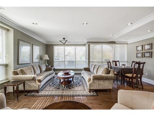 801-3000 Creekside Drive, Dundas, ON - Indoor Photo Showing Living Room