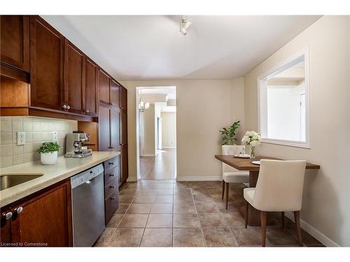 801-3000 Creekside Drive, Dundas, ON - Indoor Photo Showing Kitchen