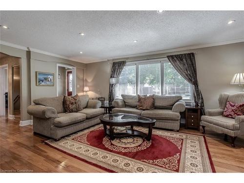 989 North Shore Boulevard W, Burlington, ON - Indoor Photo Showing Living Room