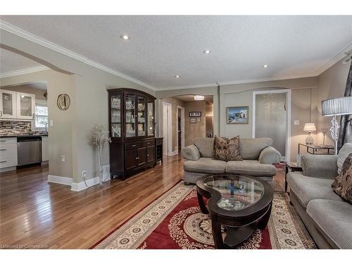 989 North Shore Boulevard W, Burlington, ON - Indoor Photo Showing Living Room