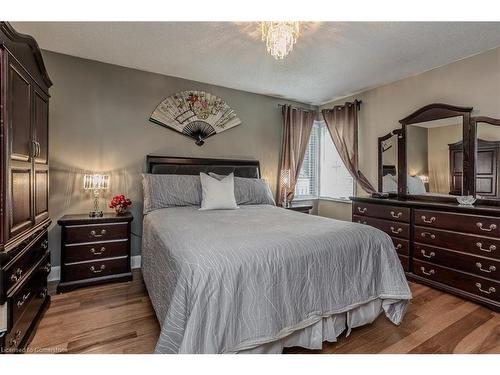 989 North Shore Boulevard W, Burlington, ON - Indoor Photo Showing Bedroom