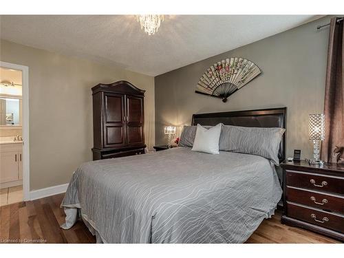 989 North Shore Boulevard W, Burlington, ON - Indoor Photo Showing Bedroom