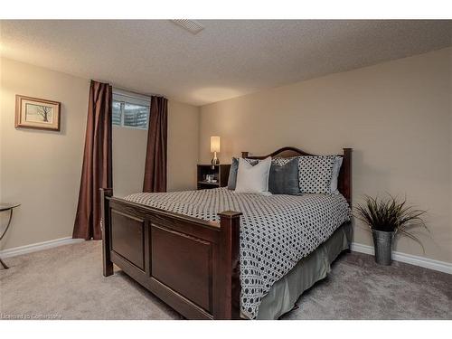 989 North Shore Boulevard W, Burlington, ON - Indoor Photo Showing Bedroom