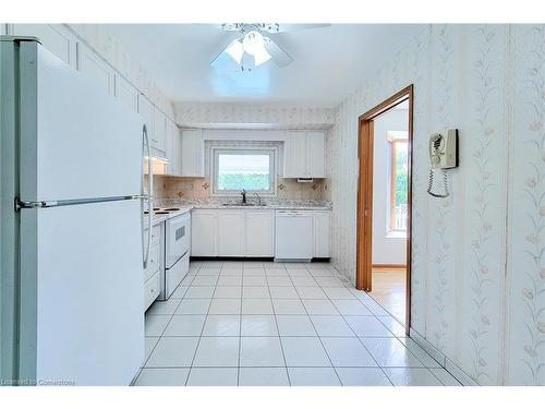 215 Montmorency Drive, Hamilton, ON - Indoor Photo Showing Kitchen