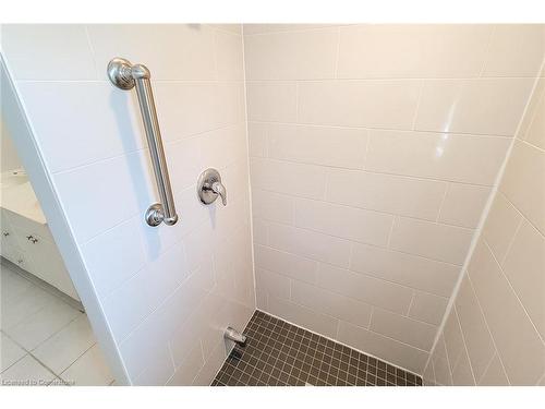 215 Montmorency Drive, Hamilton, ON - Indoor Photo Showing Bathroom