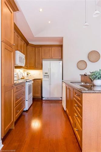 34-4400 Millcroft Park Drive, Burlington, ON - Indoor Photo Showing Kitchen With Double Sink